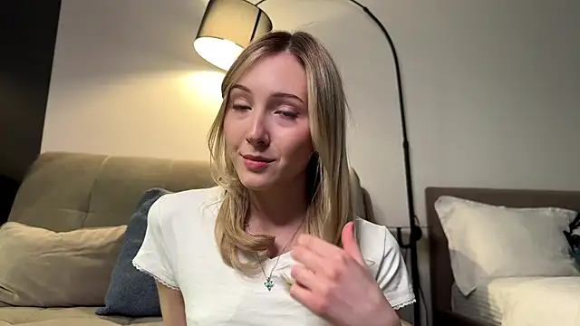 Snapshot of Kattie_Petite chatting on 04.22.26 Kattie Petite online show from 04.22.26