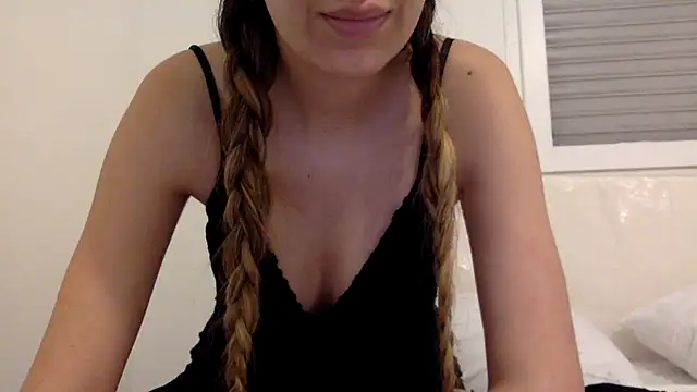 Snapshot of esmeraldahabib chatting on 05.21.26 esmeraldahabib online show from 05.21.26