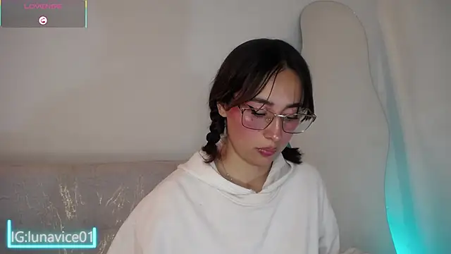 Snapshot of LunaVice_ chatting on 05.22.26 LunaVice online show from 05.22.26