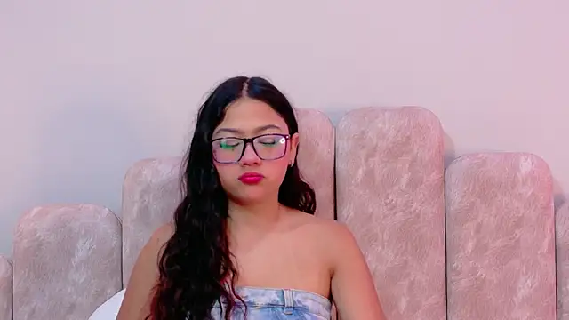 Snapshot of Emma-Rosse- chatting on 05.29.26 Emma-Rosse- online show from 05.29.26