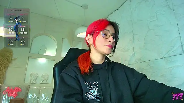 Snapshot of Moon_Red_r chatting on 04.21.26 Moon Red r online show from 04.21.26