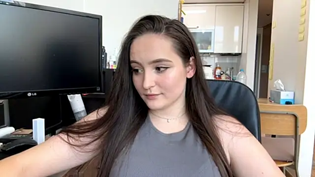 Snapshot of Emilly_Cart chatting on 05.08.26 Emilly Cart online show from 05.08.26