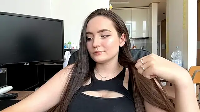 Snapshot of Emilly_Cart chatting on 05.19.26 Emilly Cart online show from 05.19.26