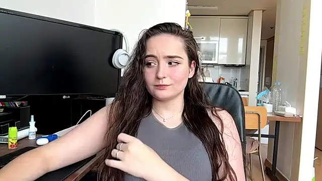 Snapshot of Emilly_Cart chatting on 06.04.26 Emilly Cart online show from 06.04.26