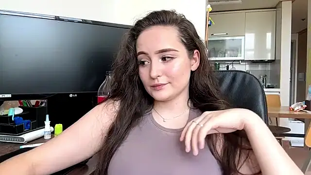 Snapshot of Emilly_Cart chatting on 06.12.26 Emilly Cart online show from 06.12.26