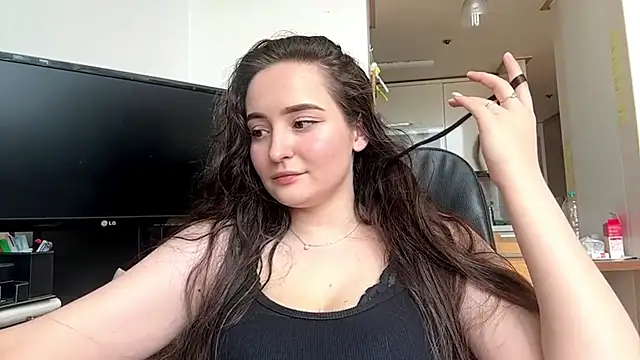 Snapshot of Emilly_Cart chatting on 07.28.26 Emilly Cart online show from 07.28.26