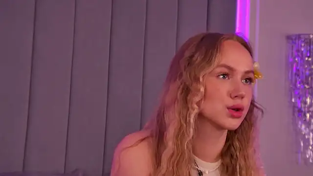 Snapshot of Emi_Sterling chatting on 05.11.26 Emi Sterling online show from 05.11.26