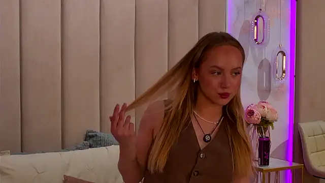 Snapshot of Emi_Sterling chatting on 05.16.26 Emi Sterling online show from 05.16.26