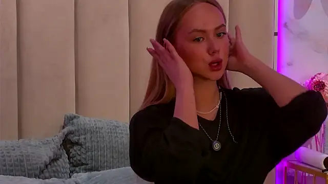 Snapshot of Emi_Sterling chatting on 05.18.26 Emi Sterling online show from 05.18.26