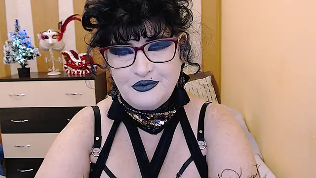 Snapshot of QuuenOfSin chatting on 12.19.25 QuuenOfSin online show from 12.19.25