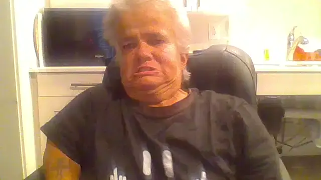 Snapshot of smokinhotshorty chatting on 07.29.26 smokinhotshorty online show from 07.29.26