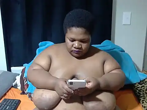 Snapshot of BBWMIDGET40 chatting on 05.17.26 BBWMIDGET40 online show from 05.17.26