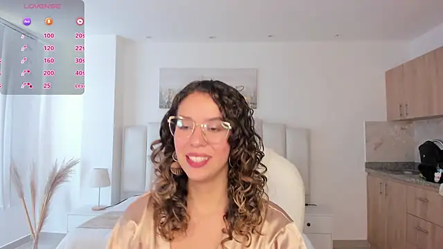 Snapshot of sienna_luxor chatting on 05.24.26 sienna luxor online show from 05.24.26