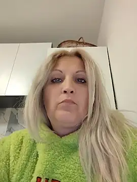 Snapshot of Divineblond chatting on 05.05.26 Divineblond online show from 05.05.26