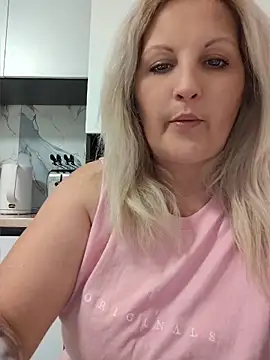 Snapshot of Divineblond chatting on 05.06.26 Divineblond online show from 05.06.26