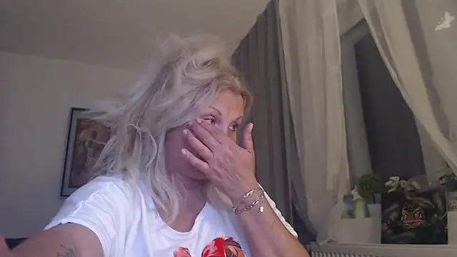 Snapshot of Divineblond chatting on 05.08.26 Divineblond online show from 05.08.26