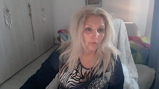 Snapshot of Divineblond chatting on 05.14.26 Divineblond online show from 05.14.26