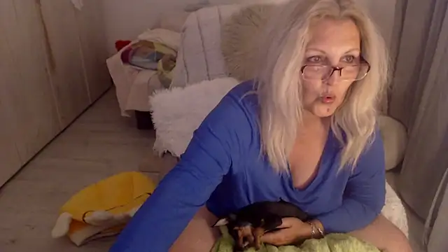 Snapshot of Divineblond chatting on 05.16.26 Divineblond online show from 05.16.26