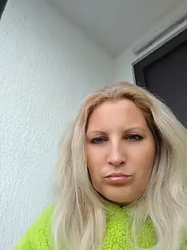 Snapshot of Divineblond chatting on 05.17.26 Divineblond online show from 05.17.26