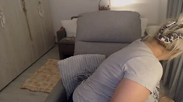 Snapshot of Divineblond chatting on 05.25.26 Divineblond online show from 05.25.26