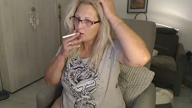 Snapshot of Divineblond chatting on 05.27.26 Divineblond online show from 05.27.26