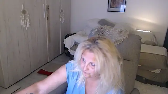 Snapshot of Divineblond chatting on 06.15.26 Divineblond online show from 06.15.26