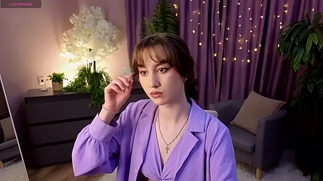 Snapshot of LouiseEvans chatting on 04.28.26 LouiseEvans online show from 04.28.26