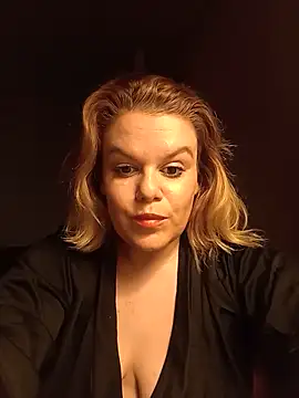 Snapshot of Maryquenn chatting on 05.16.26 Maryquenn online show from 05.16.26