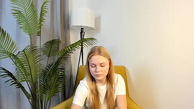 Snapshot of LavonaMadlem chatting on 05.13.26 LavonaMadlem online show from 05.13.26
