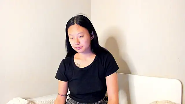 Snapshot of LeyaHanami chatting on 05.15.26 LeyaHanami online show from 05.15.26
