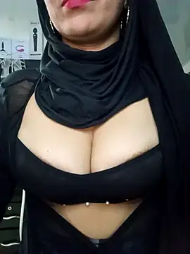 Snapshot of nadia__abaud chatting on 12.30.24 nadia  abaud online show from 12.30.24