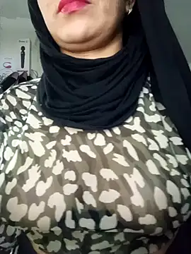 Snapshot of nadia__abaud chatting on 01.08.25 nadia  abaud online show from 01.08.25