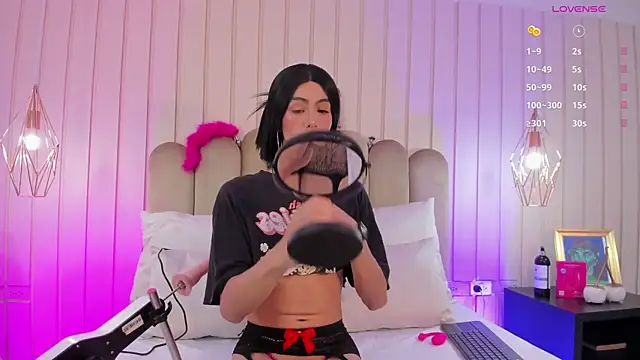 nicki-west online show from 05.08.26