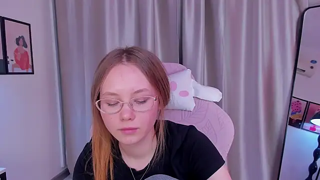 Snapshot of FloraLarsson chatting on 05.08.26 FloraLarsson online show from 05.08.26