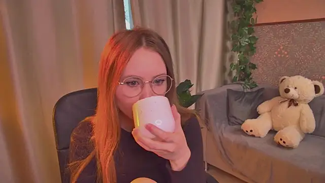 Snapshot of FloraLarsson chatting on 06.08.26 FloraLarsson online show from 06.08.26