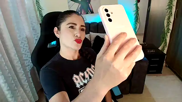 Snapshot of LUCYMILF_SEXY chatting on 07.31.26 LUCYMILF SEXY online show from 07.31.26