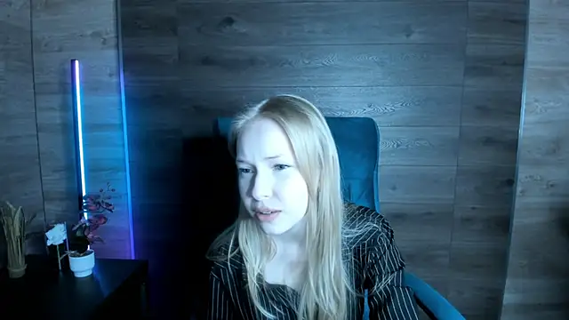 Snapshot of LovvieLov chatting on 05.05.26 LovvieLov online show from 05.05.26