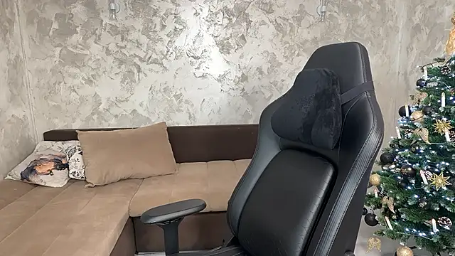 Snapshot of SophiePale chatting on 12.19.25 SophiePale online show from 12.19.25