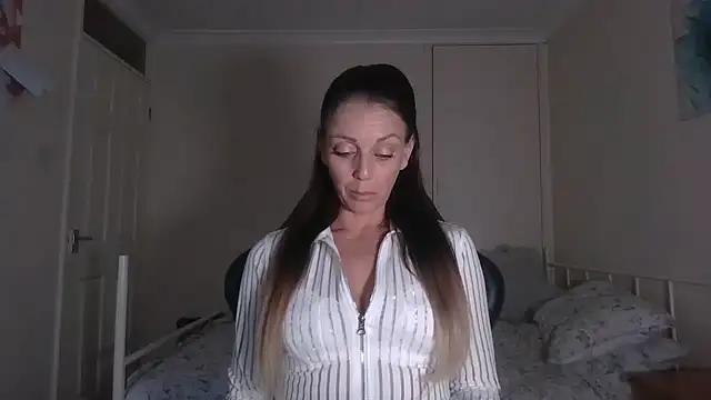 Snapshot of LouiseLovell chatting on 05.17.26 LouiseLovell online show from 05.17.26