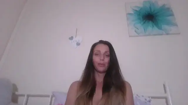 Snapshot of LouiseLovell chatting on 06.04.26 LouiseLovell online show from 06.04.26