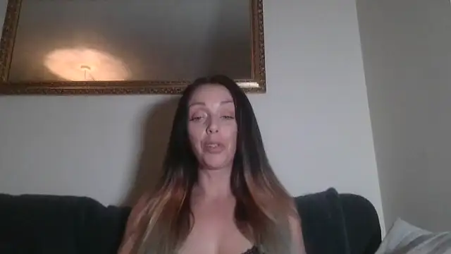 Snapshot of LouiseLovell chatting on 06.11.26 LouiseLovell online show from 06.11.26