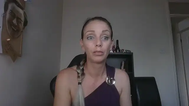 Snapshot of LouiseLovell chatting on 06.12.26 LouiseLovell online show from 06.12.26