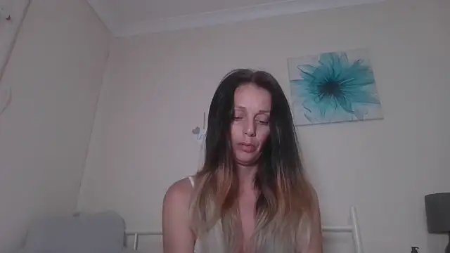 Snapshot of LouiseLovell chatting on 06.16.26 LouiseLovell online show from 06.16.26