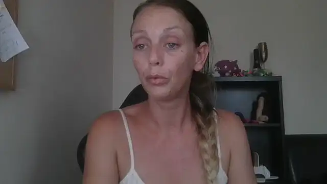 Snapshot of LouiseLovell chatting on 07.15.26 LouiseLovell online show from 07.15.26