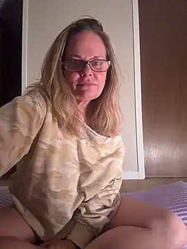 Snapshot of christinamoon0612 chatting on 05.19.26 christinamoon0612 online show from 05.19.26
