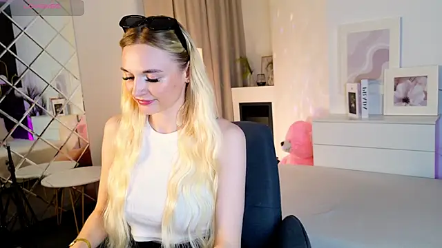 Snapshot of Mila__Lux chatting on 06.02.26 Mila Lux online show from 06.02.26
