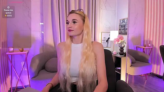 Snapshot of Mila__Lux chatting on 06.14.26 Mila Lux online show from 06.14.26