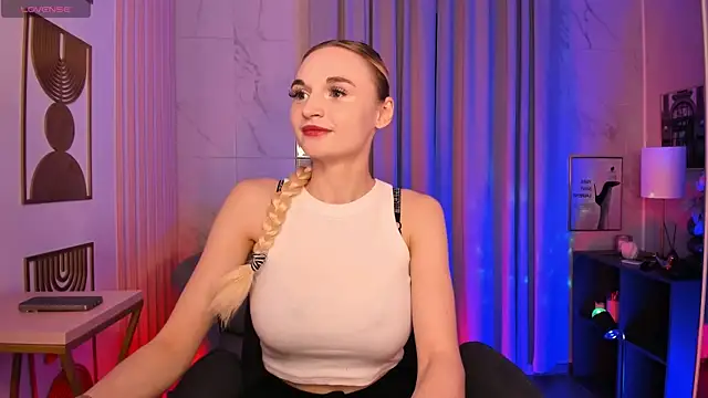 Snapshot of Mila__Lux chatting on 07.10.26 Mila Lux online show from 07.10.26