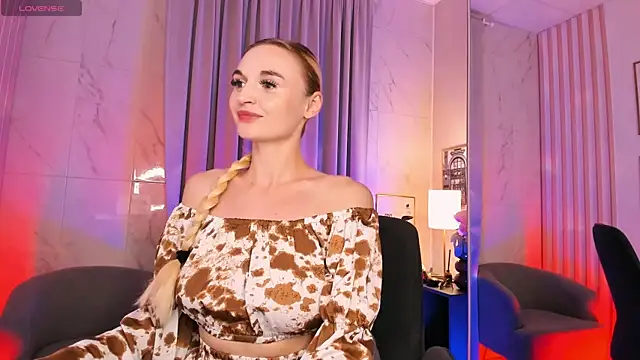 Snapshot of Mila__Lux chatting on 07.15.26 Mila Lux online show from 07.15.26