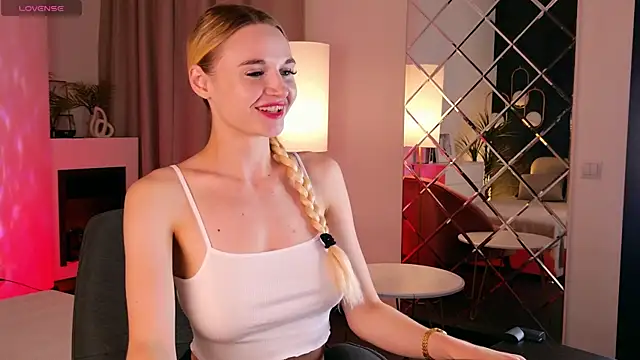 Snapshot of Mila__Lux chatting on 07.25.26 Mila Lux online show from 07.25.26